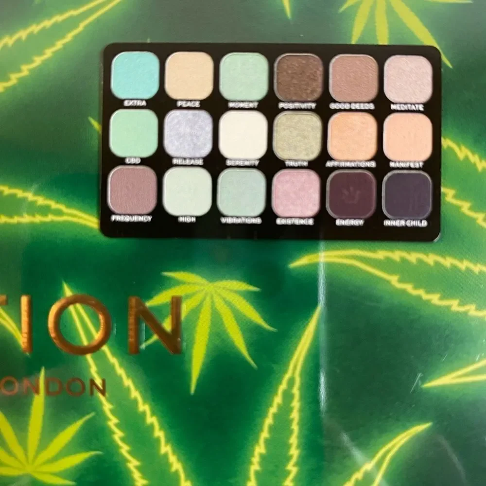 NIB Revolution Forever Flawless Chilled Vibes 18 Shade Eyeshadow Pallet